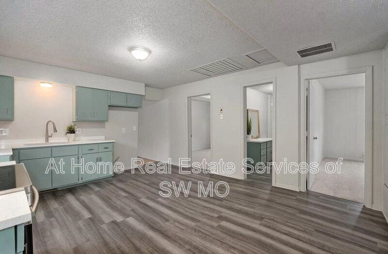 1621 W Lee St - Photo 7 of 9