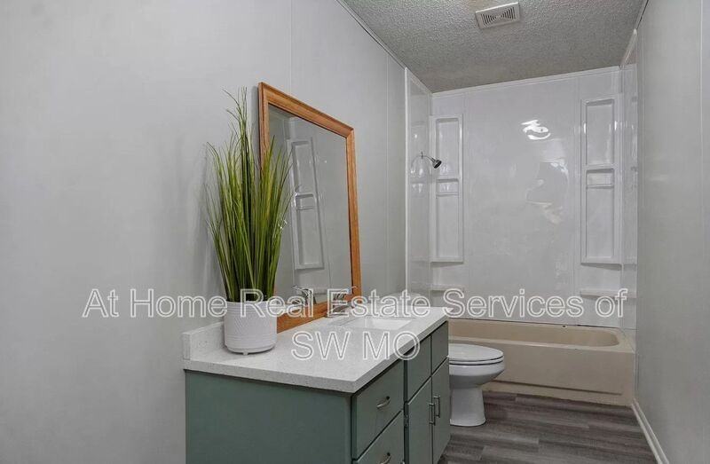 1621 W Lee St - Photo 5 of 9