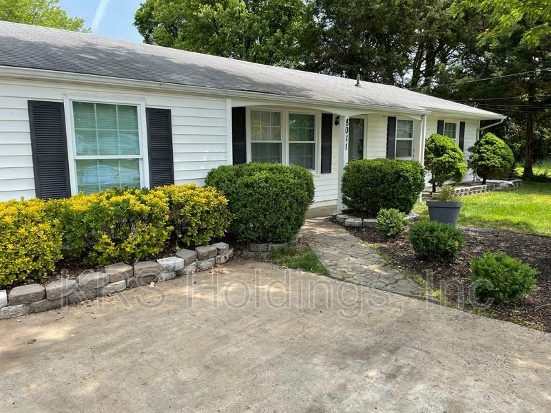 8011 Beckner Ct - Photo 4 of 29