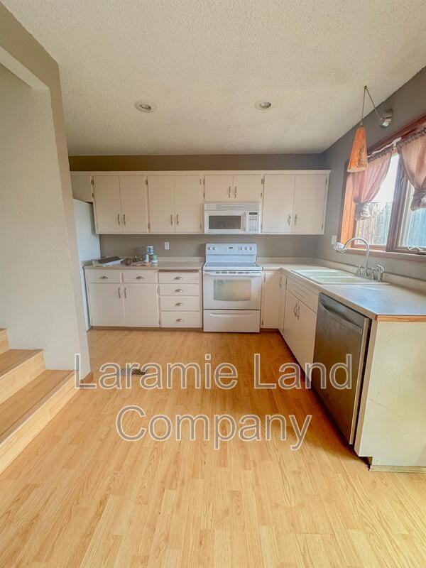 540 S Lincoln St #E - Photo 3 of 15