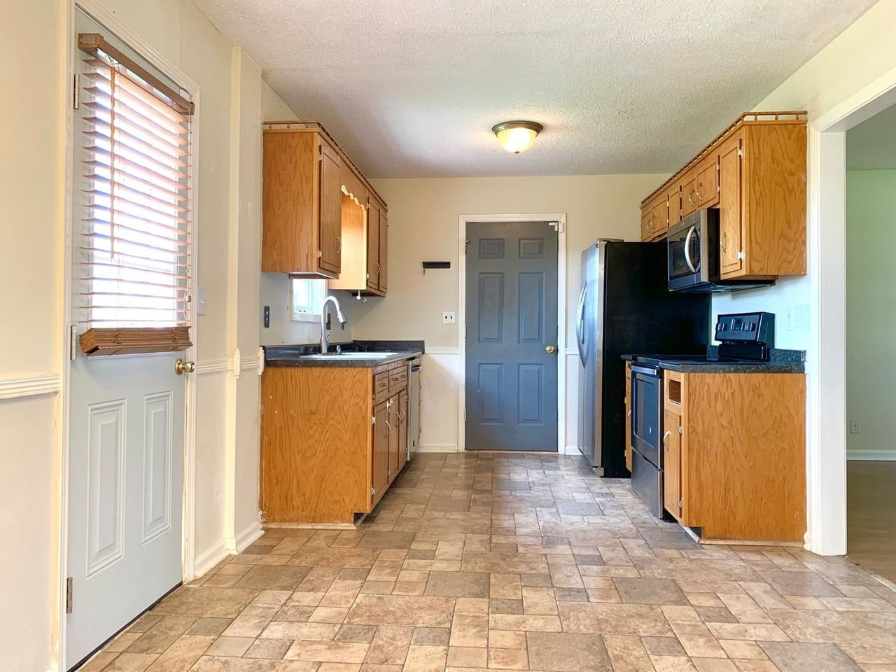 605 Millie Dr - Photo 5 of 19