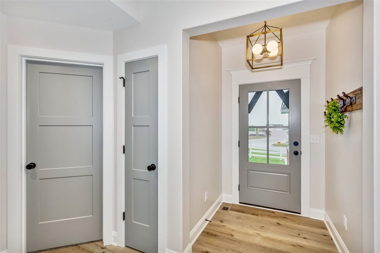 2502 N Quartz St - Photo 3 of 21