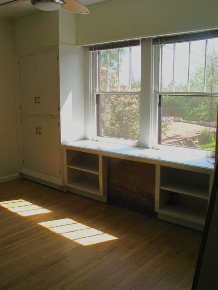 303 S Brooks Apartments - Photo 3 of 12