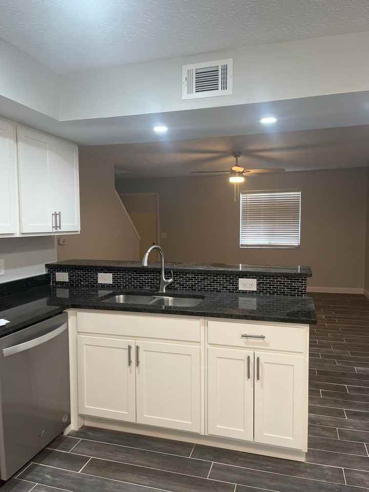 3248 Summerhill Ln - Photo 3 of 20