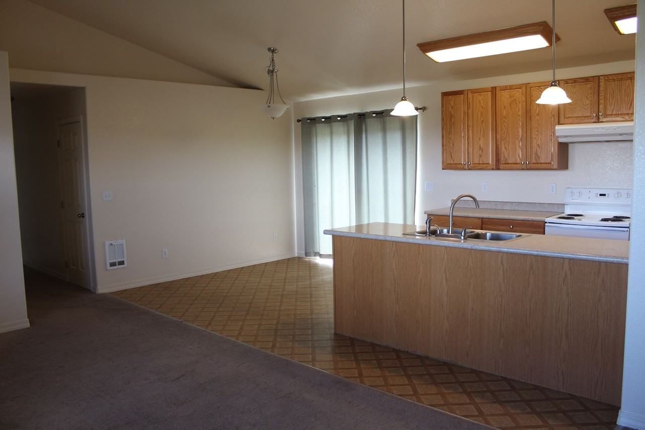 304 Willow St - Photo 6 of 34