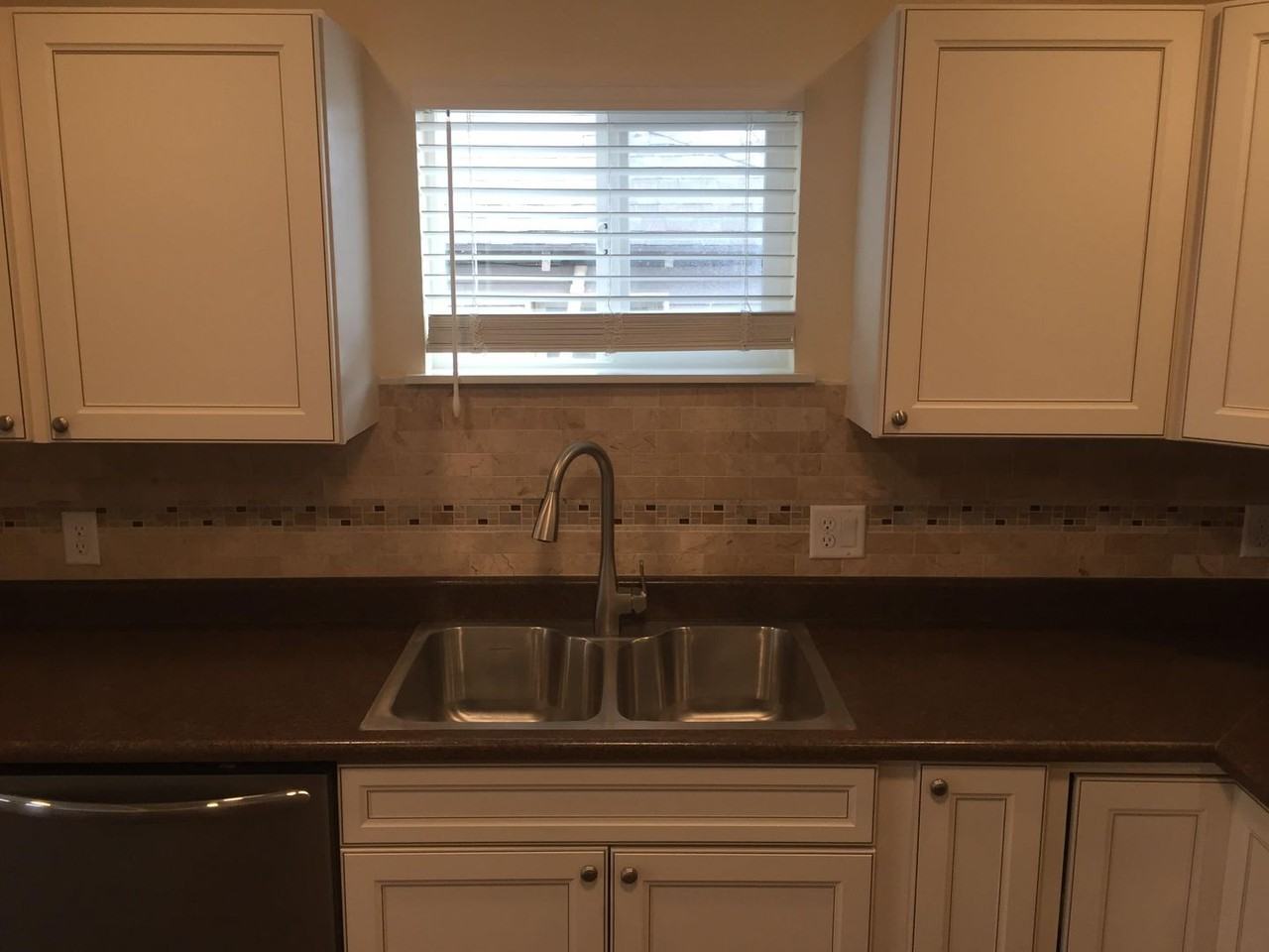 1014 W 16th St - Photo 2 of 24