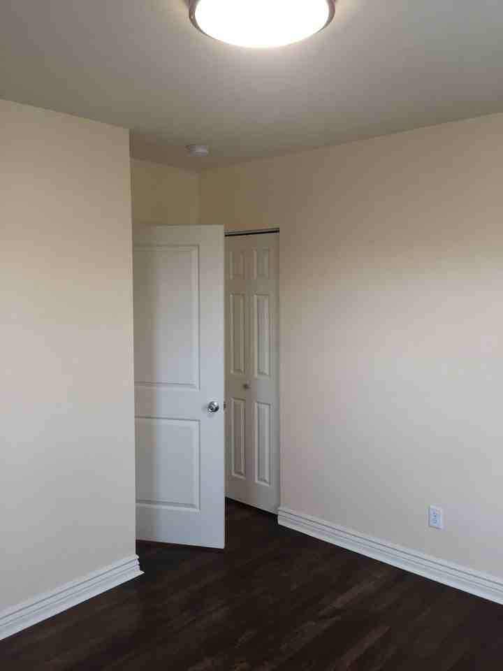 1014 W 16th St - Photo 3 of 24