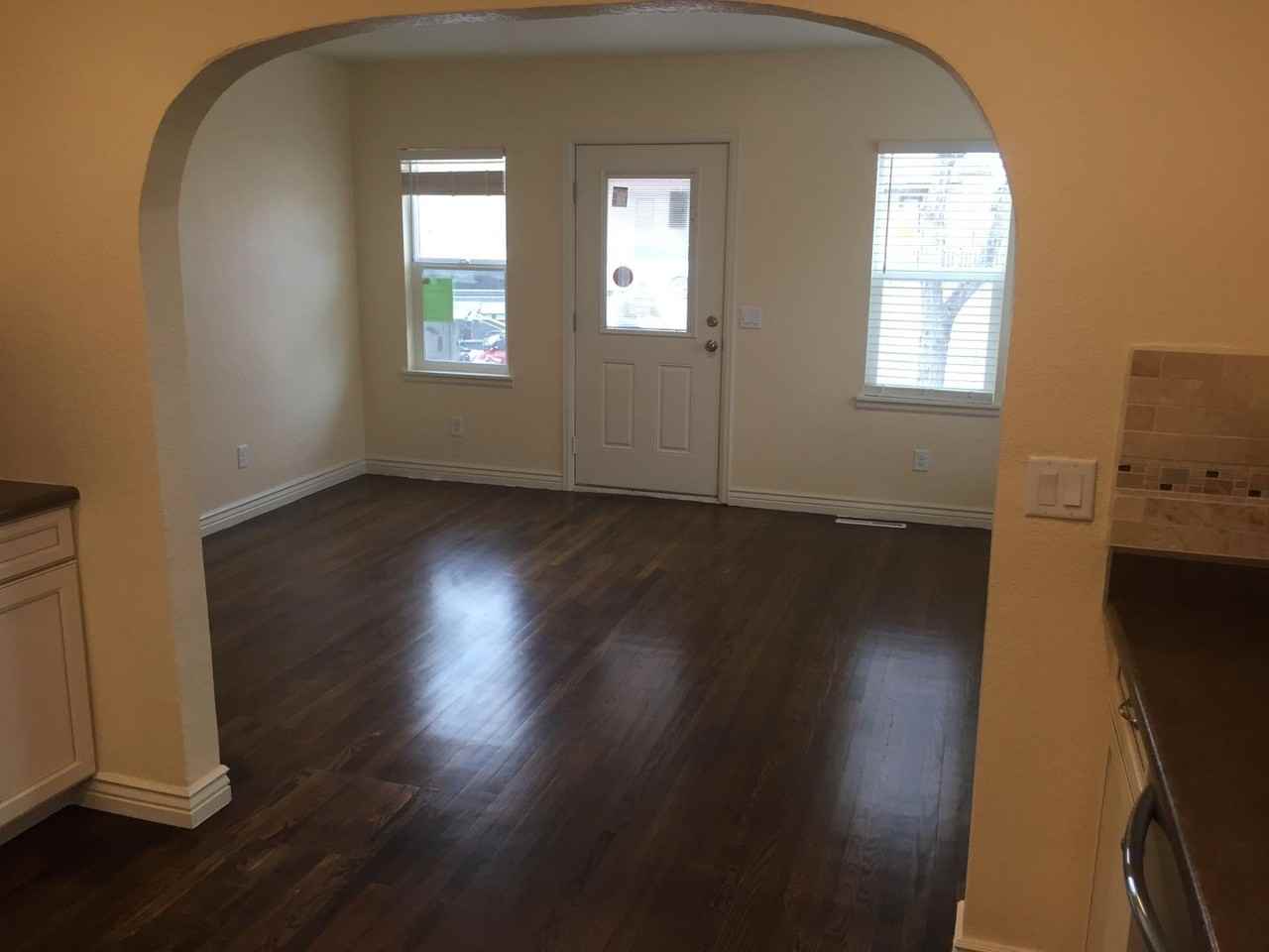 1014 W 16th St - Photo 6 of 24