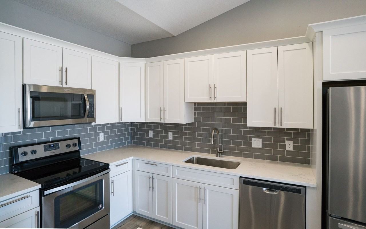 615 Se Tallgrass Ln - Photo 2 of 16