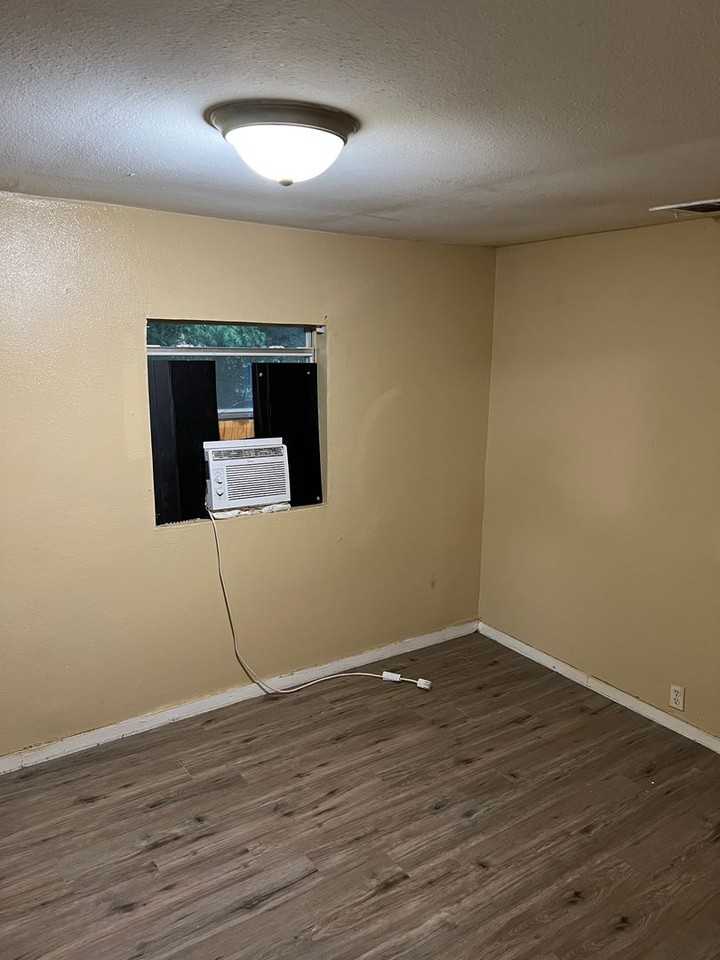 7409 Southern Ave - Photo 7 of 11