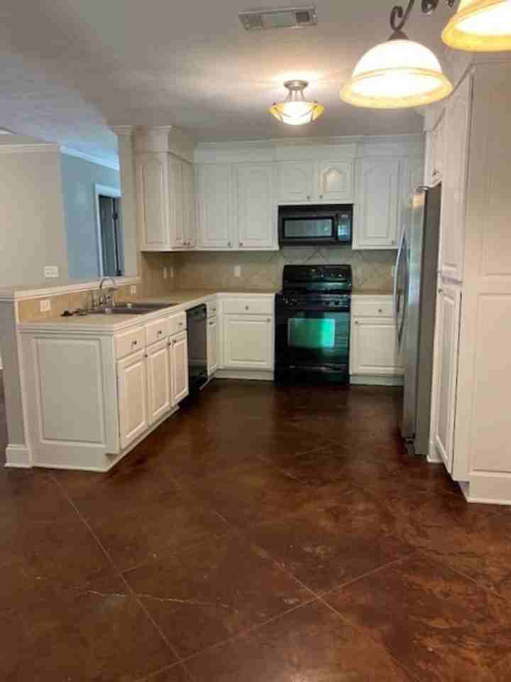 112 Blackstone Cir - Photo 3 of 10