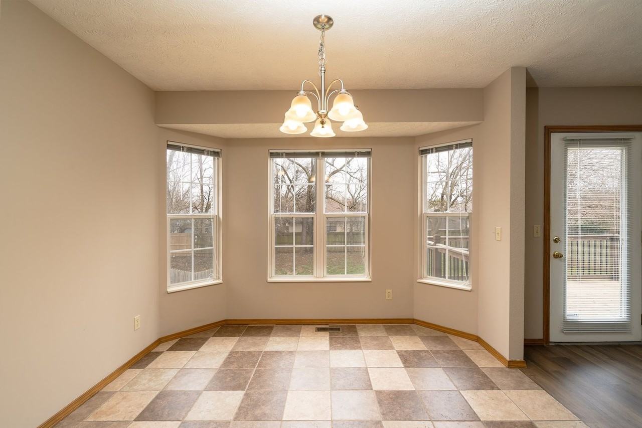 322 S Dexter Ave - Photo 6 of 16