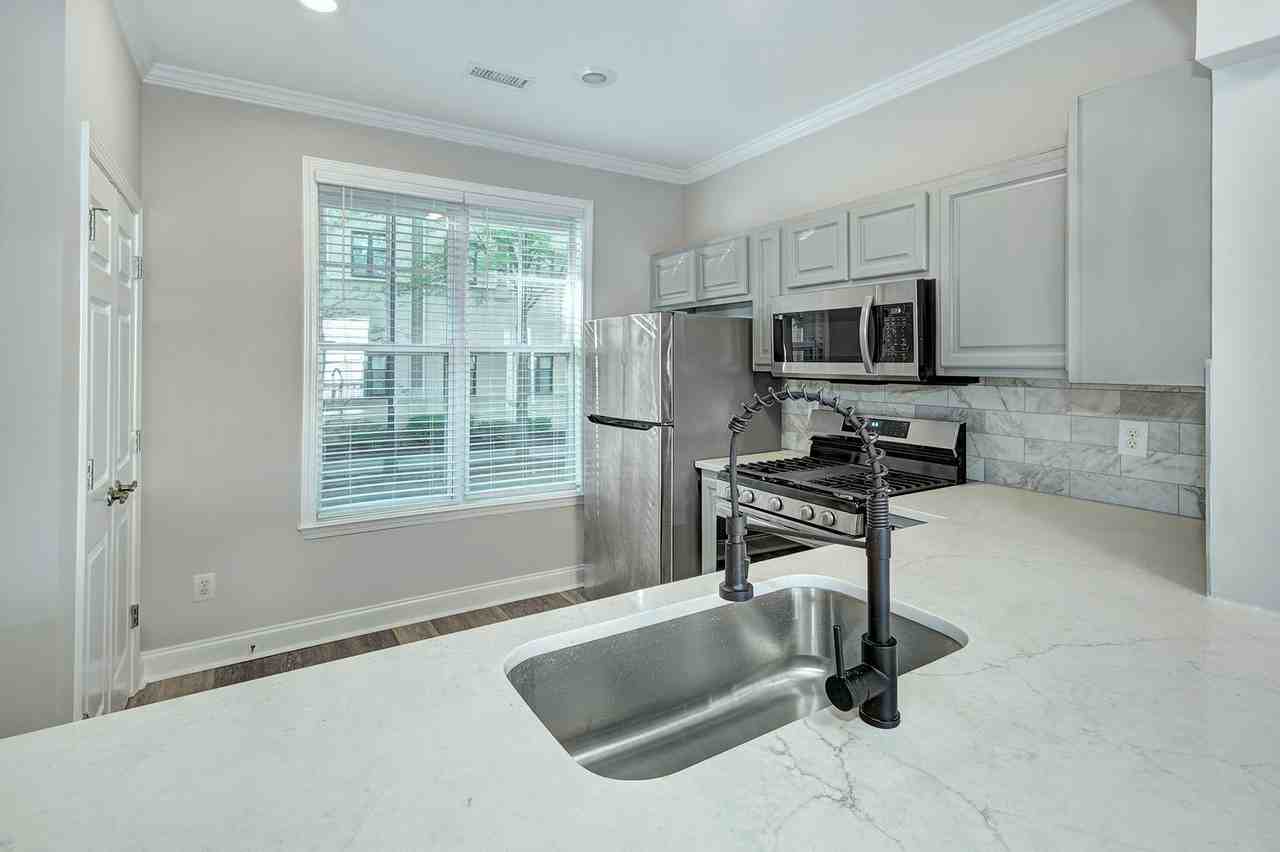 210 S Cedar St - Photo 6 of 23
