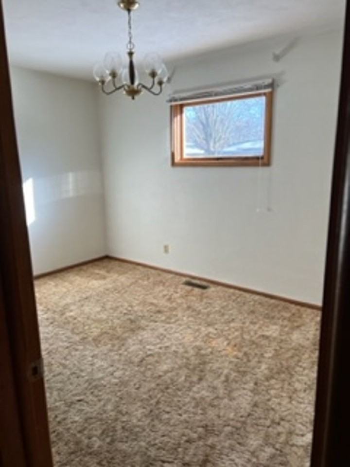 135 S Coventry Dr - Photo 2 of 12