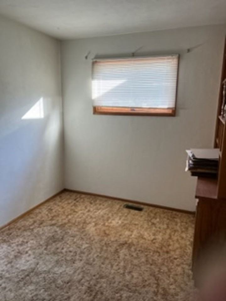 135 S Coventry Dr - Photo 3 of 12