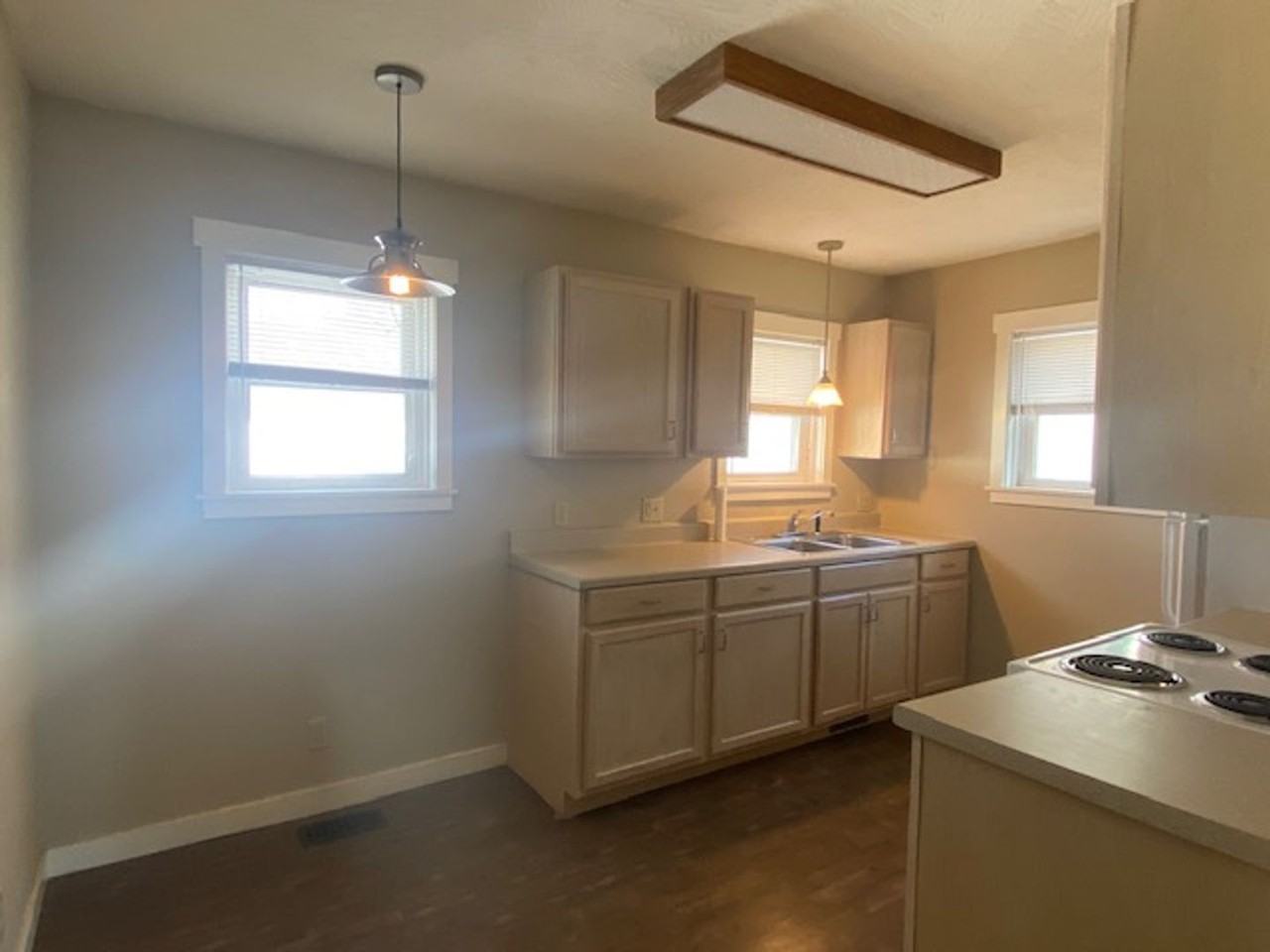 1701 E Belmont St - Photo 5 of 19