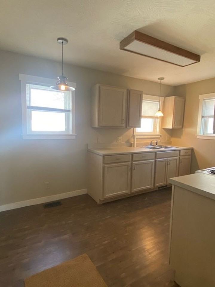 1701 E Belmont St - Photo 6 of 19