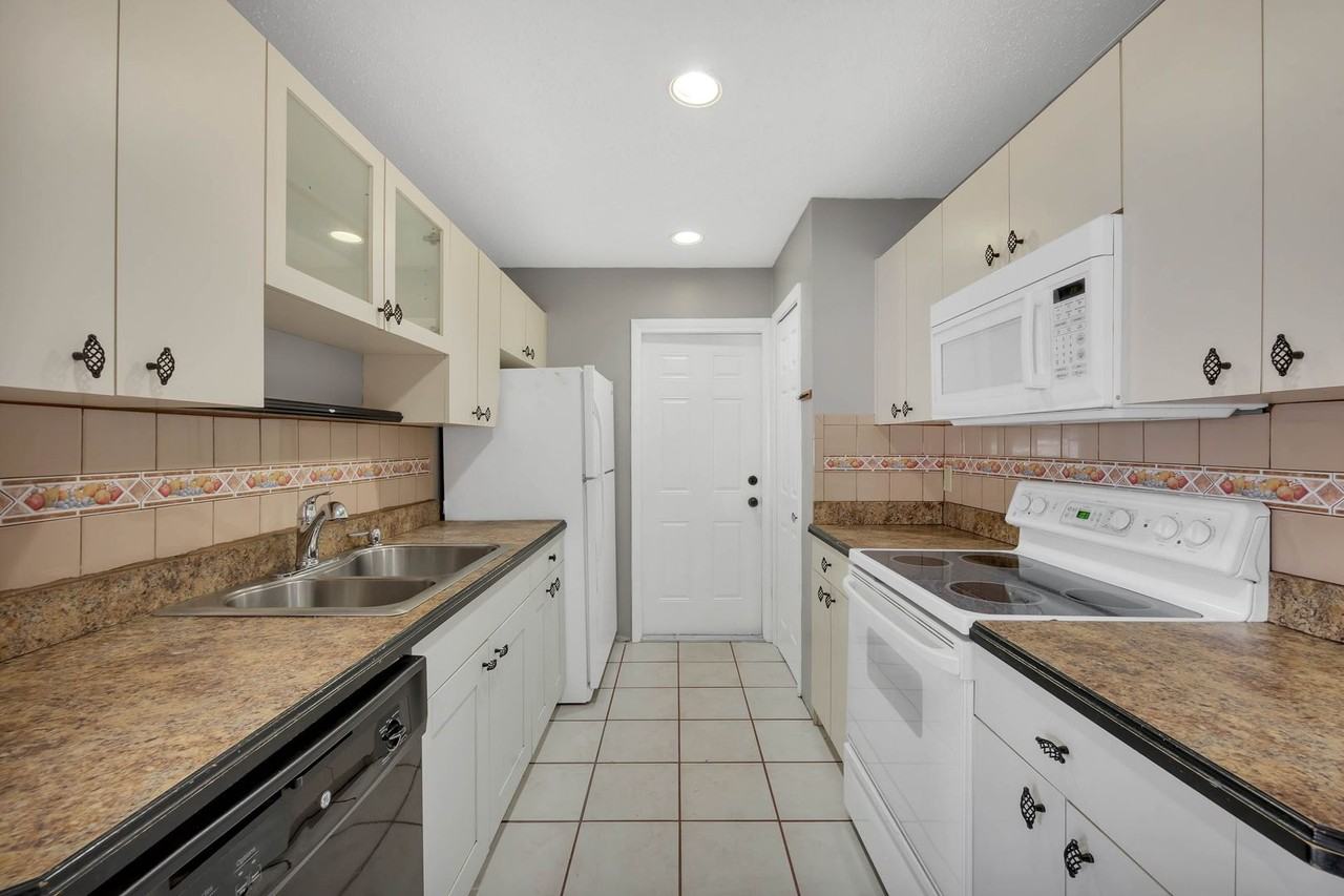 8101 Alveron Ave - Photo 7 of 20