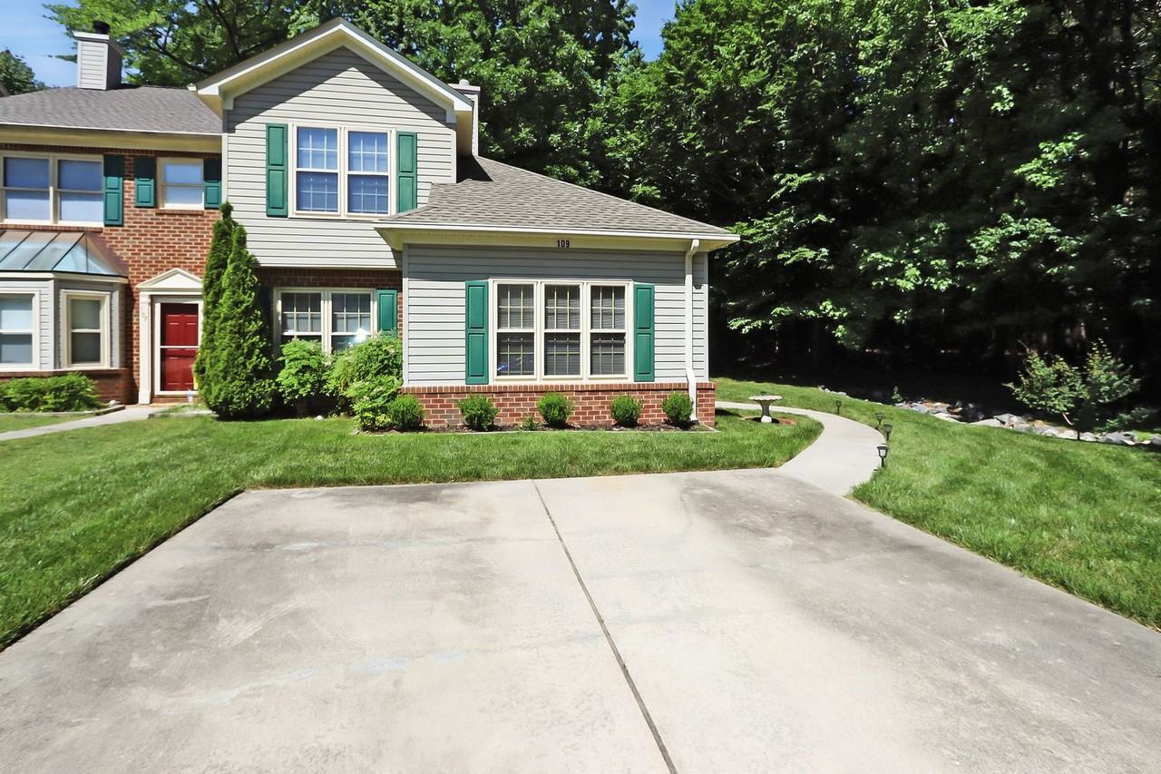 109 Larkspur Holw - Photo 2 of 21