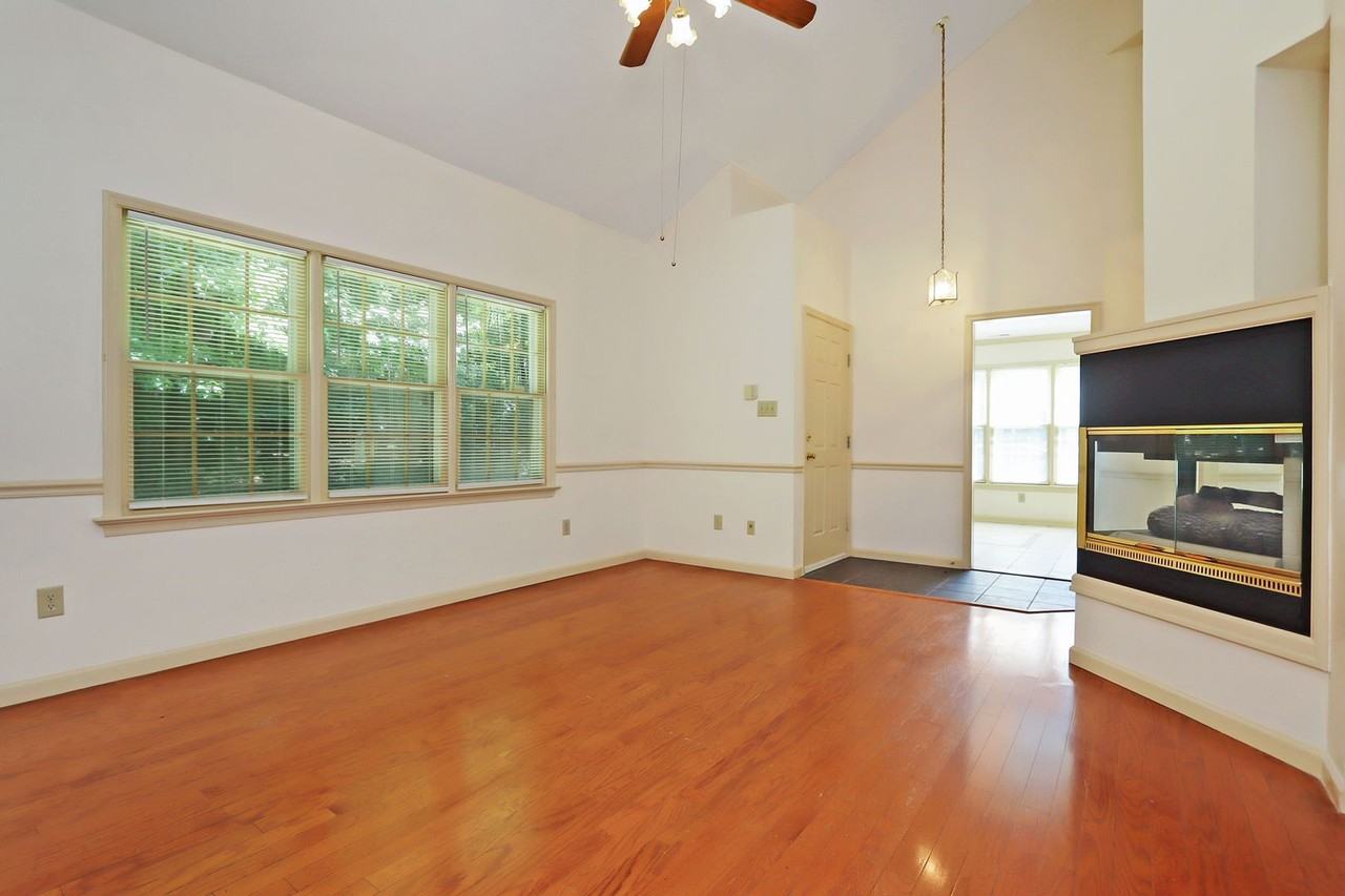 109 Larkspur Holw - Photo 3 of 21