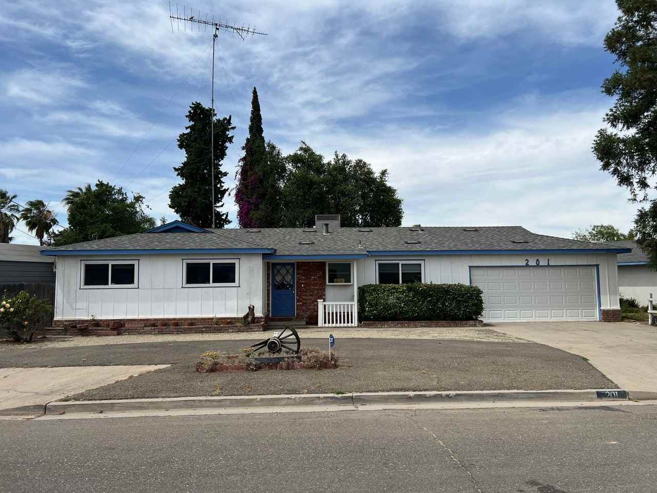 201 Riverside Rd - Photo 2 of 40