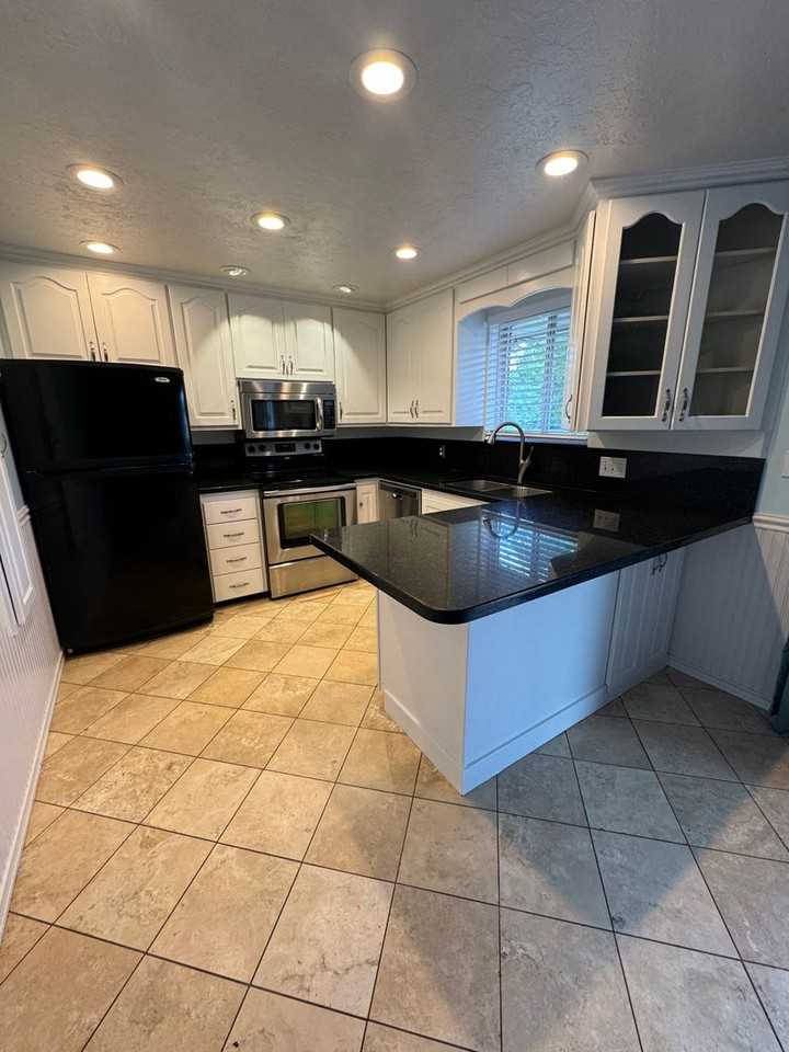 659 East Shiloh Way - Photo 2 of 19