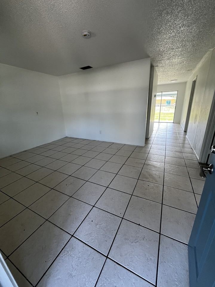 5007 La Salle St #B - Photo 3 of 16