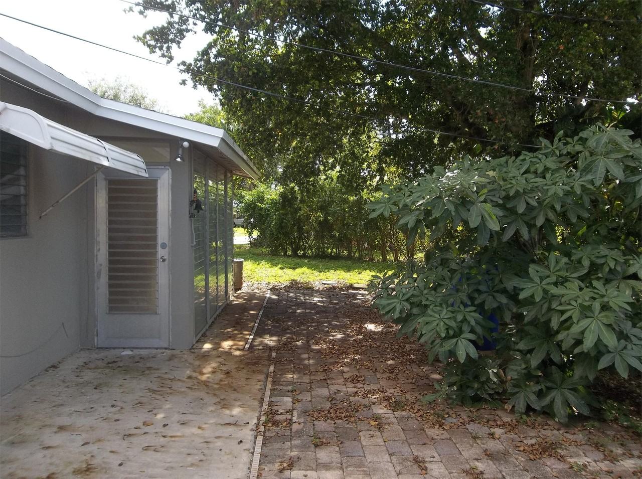 1325 Se 1st Ter #1 - Photo 3 of 32