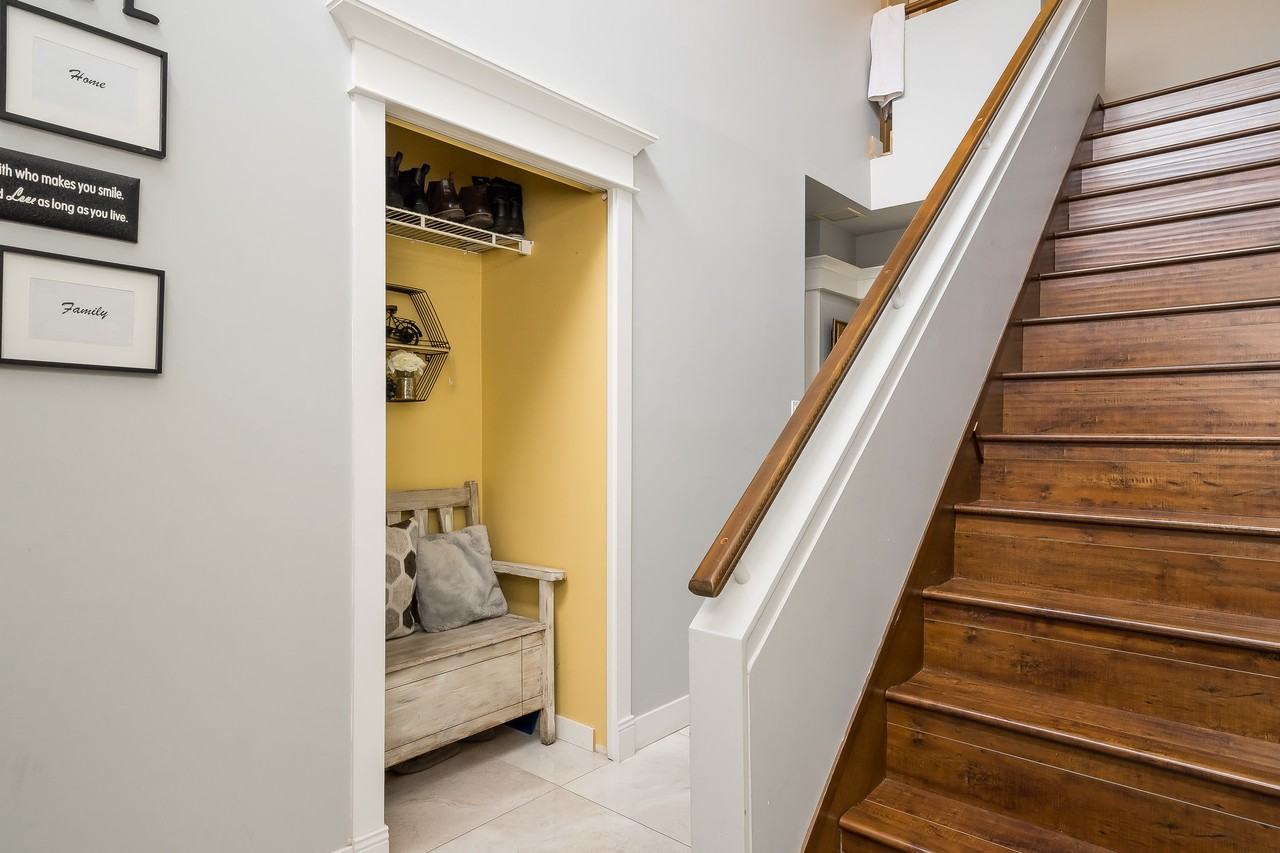 1446 172 St - Photo 2 of 17