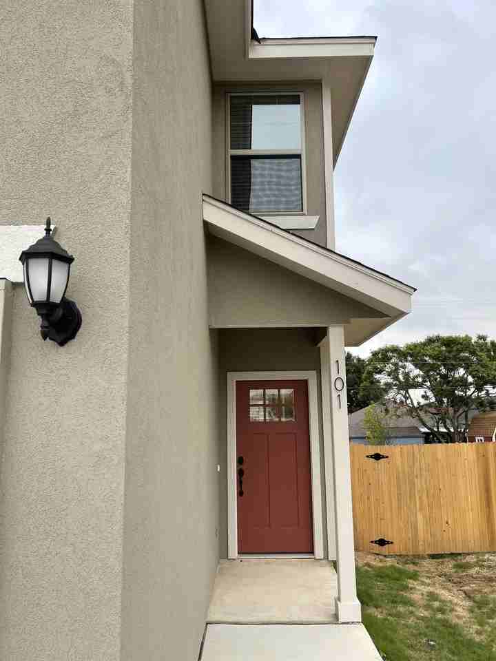 2222 Sandlewood Cv #101 - Photo 3 of 20