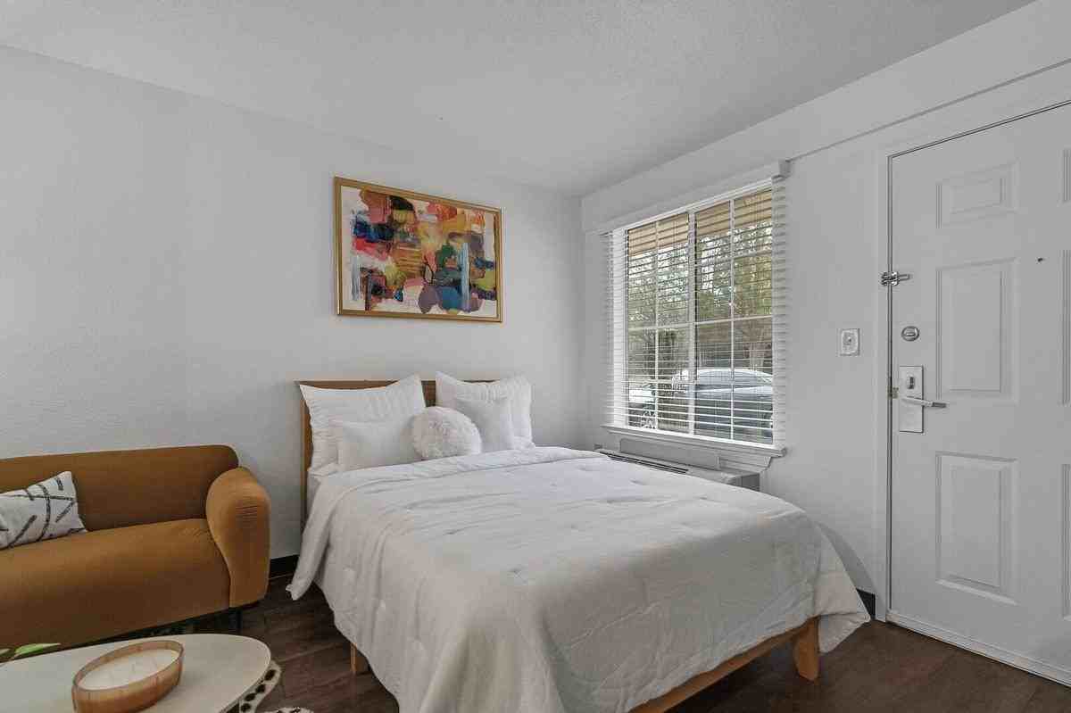 1920 Ivy Creek Blvd - Photo 4 of 21