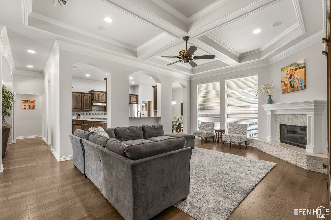 8 Clover Ct - Photo 3 of 32