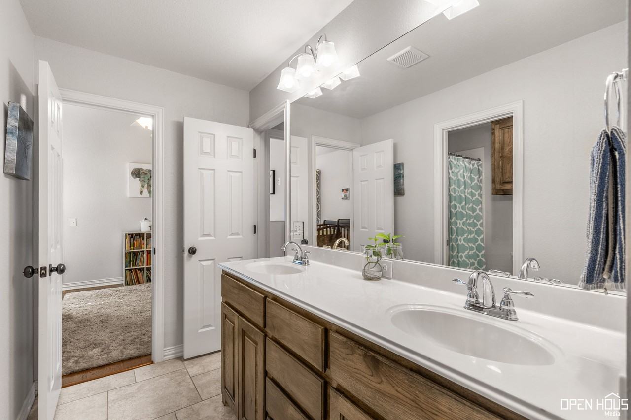 8 Clover Ct - Photo 7 of 32