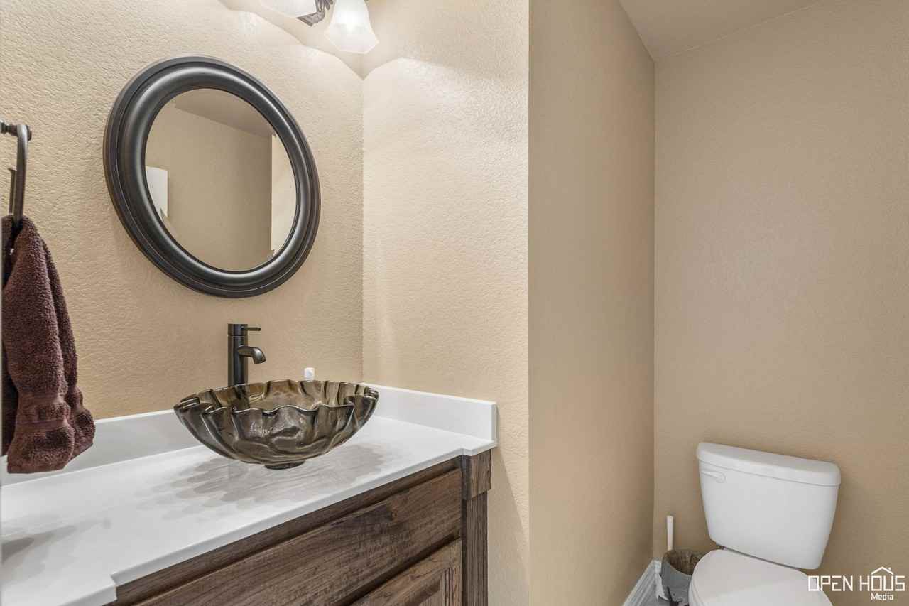 8 Clover Ct - Photo 2 of 32