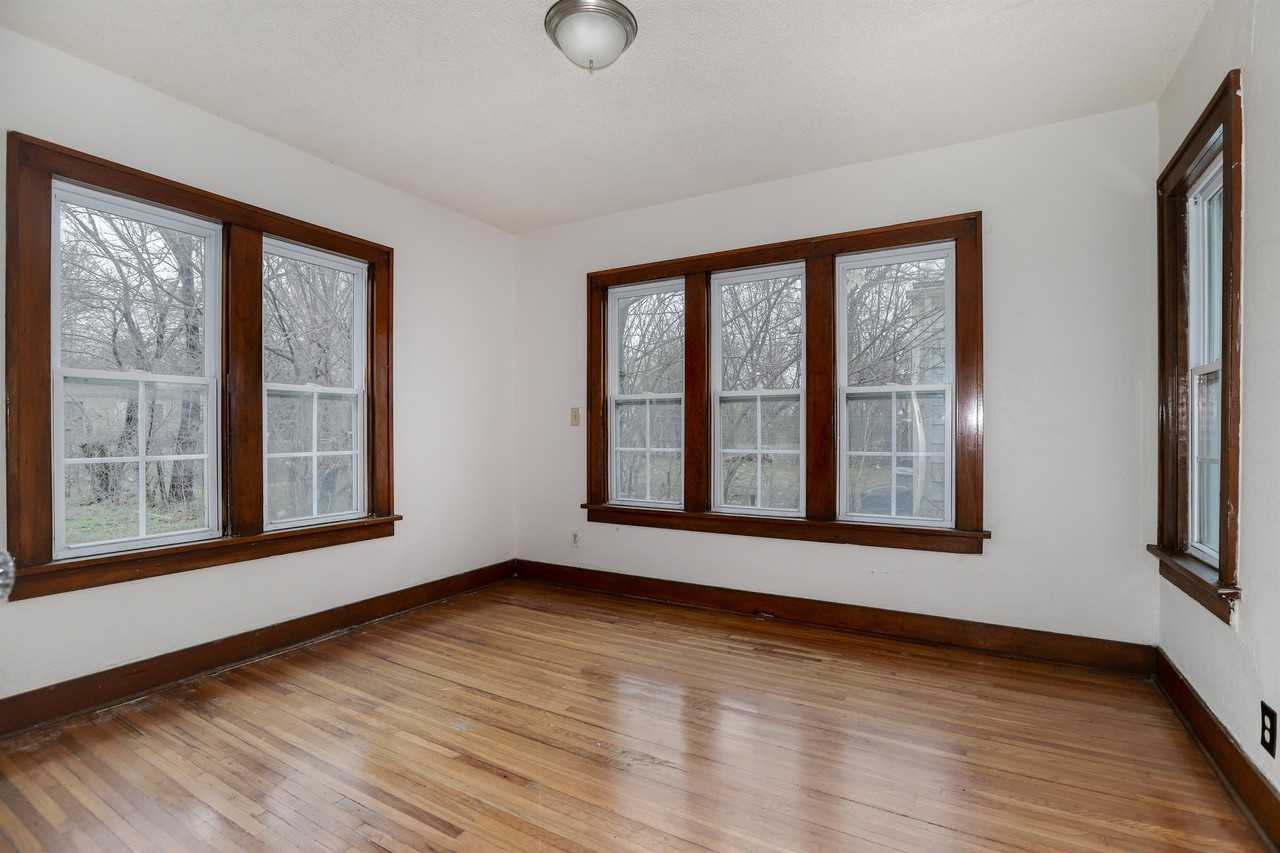 1940 N Volutsia Ave - Photo 3 of 10