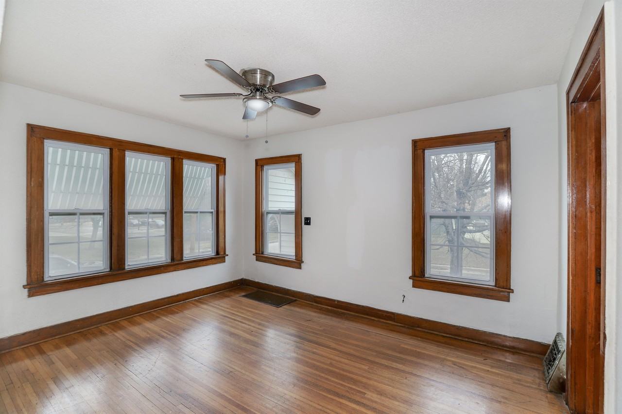 1940 N Volutsia Ave - Photo 5 of 10