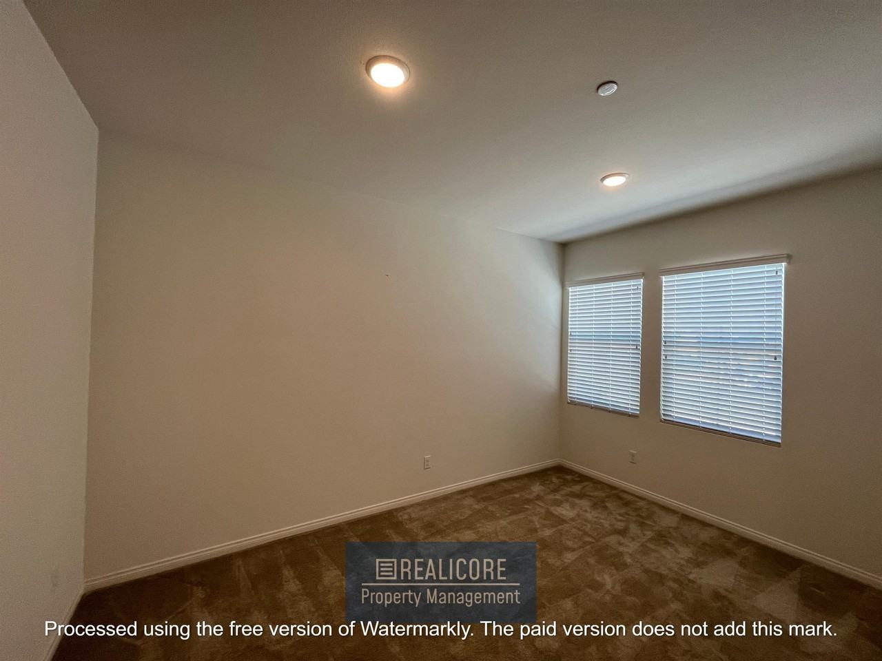 21008 Center St - Photo 5 of 34