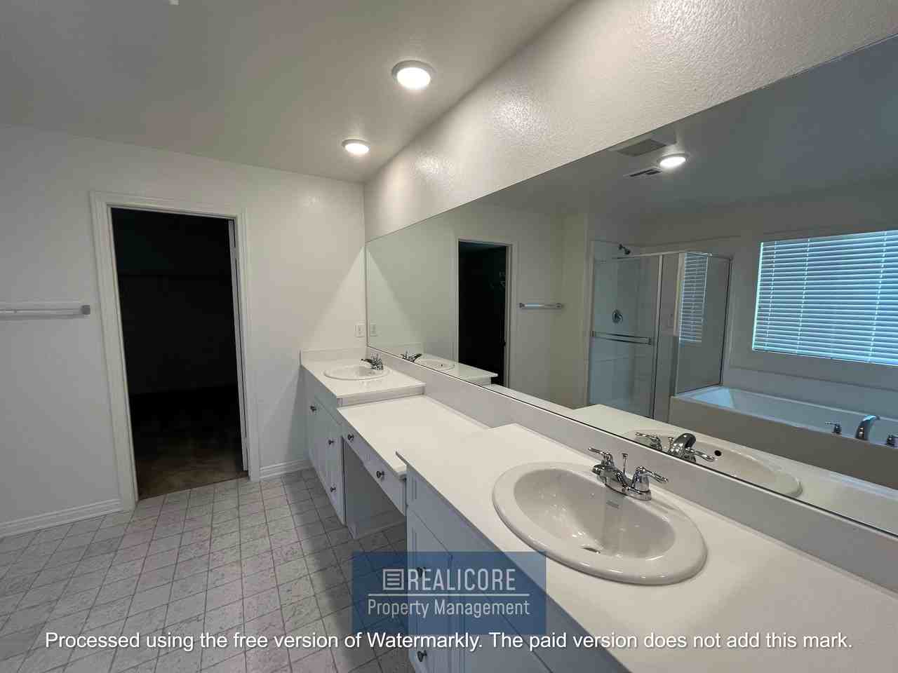 21008 Center St - Photo 3 of 34