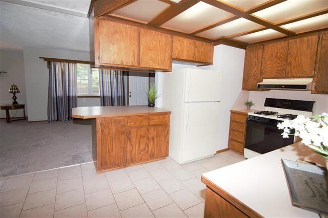 205 Oak St - Photo 3 of 20