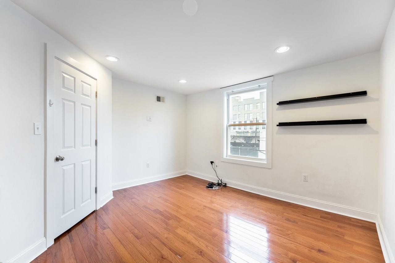 1557 N Orkney St - Photo 4 of 26