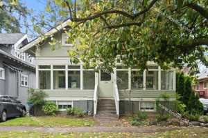 featured image of 3848 Se Ivon St