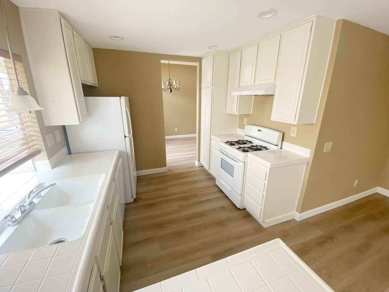 2116 Bluewater Ln - Photo 3 of 18