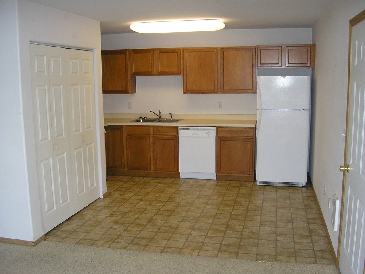 24 Diane Rd Apt B - Photo 3 of 12