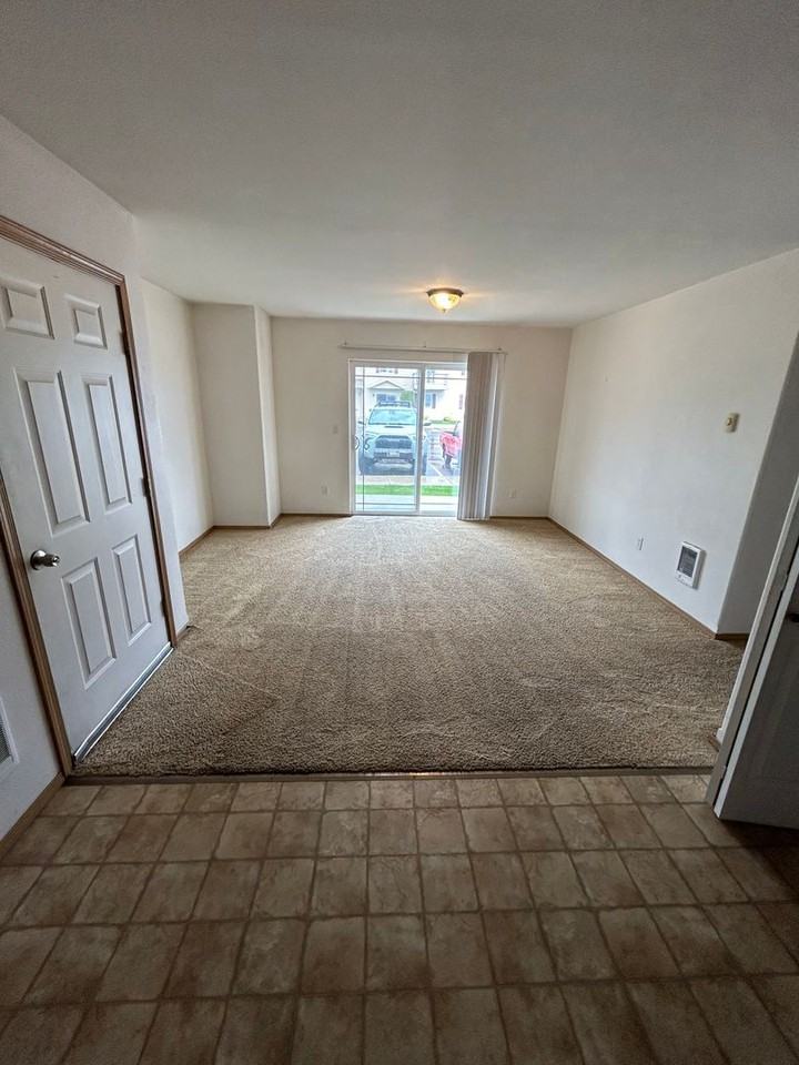 24 Diane Rd Apt B - Photo 4 of 12