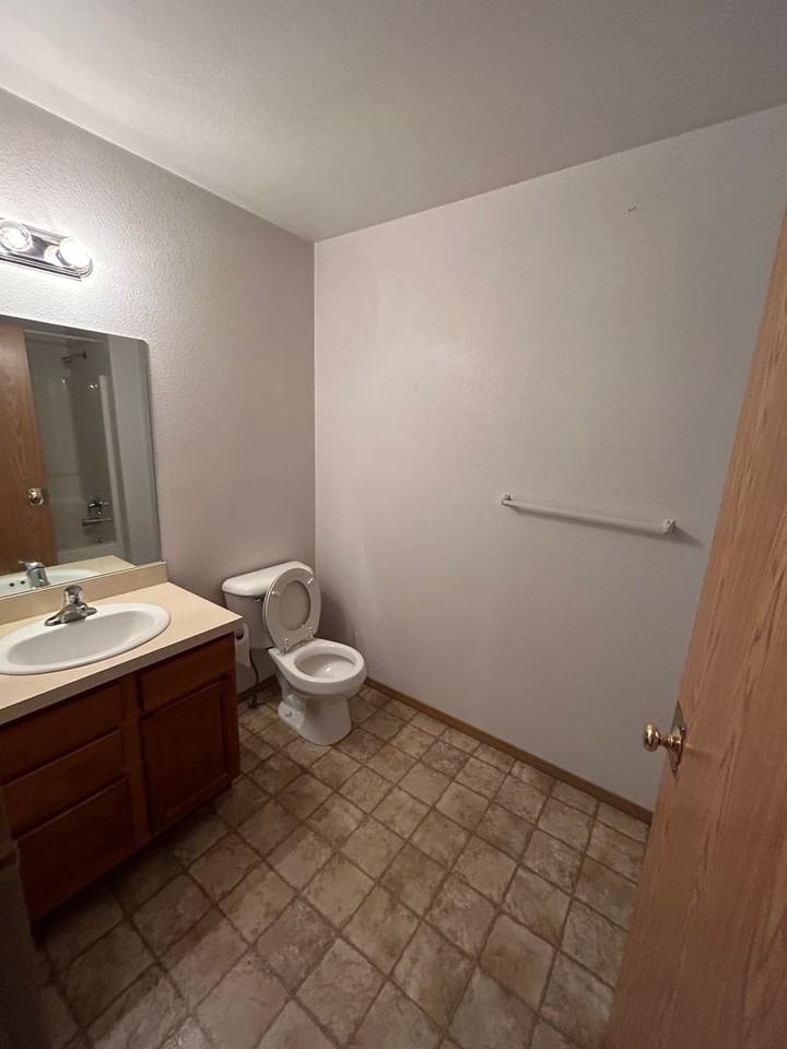 24 Diane Rd Apt B - Photo 6 of 12
