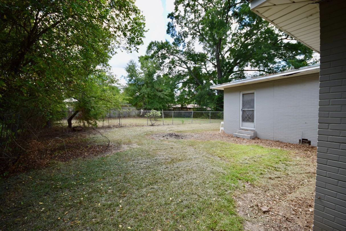 1310 Fairfield Dr - Photo 2 of 18