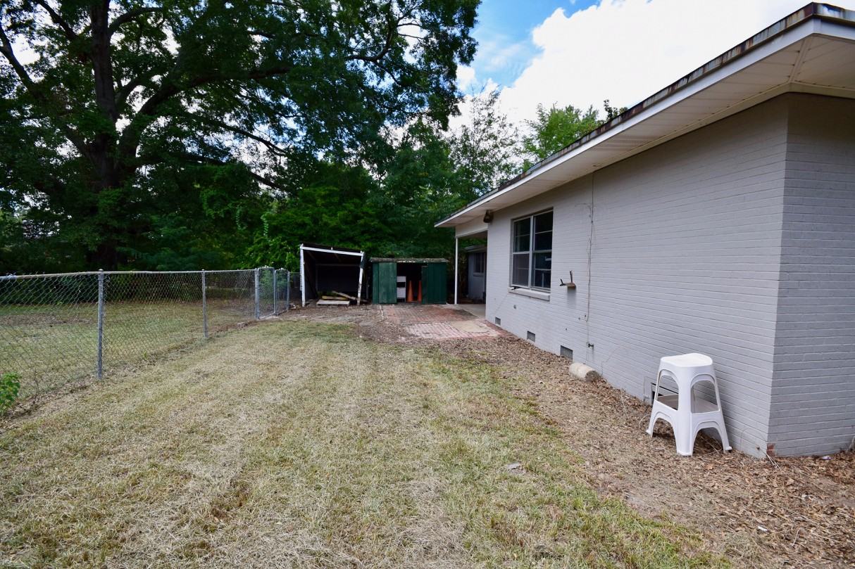 1310 Fairfield Dr - Photo 3 of 18