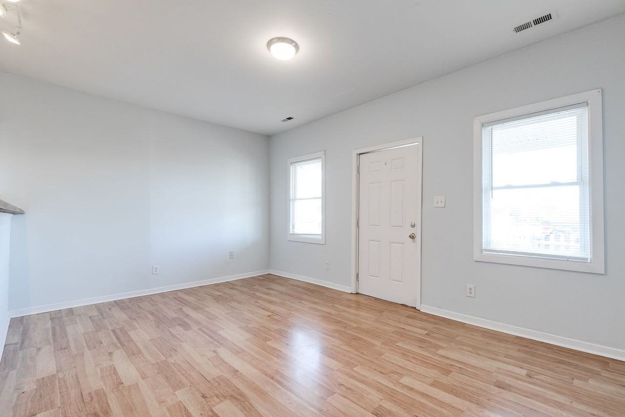 2214 Perry St - Photo 5 of 17