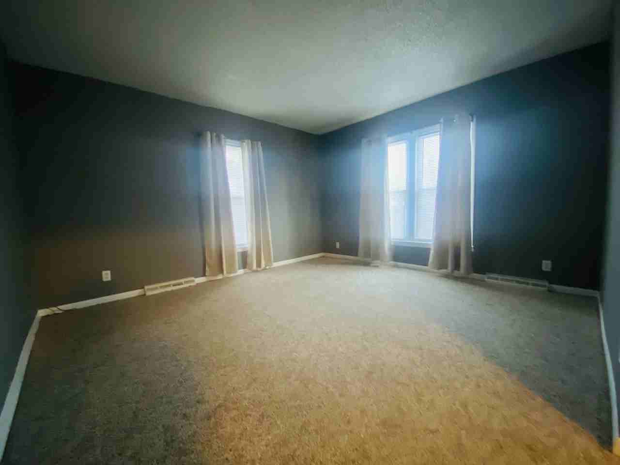213 2nd Ave Se - Photo 3 of 10