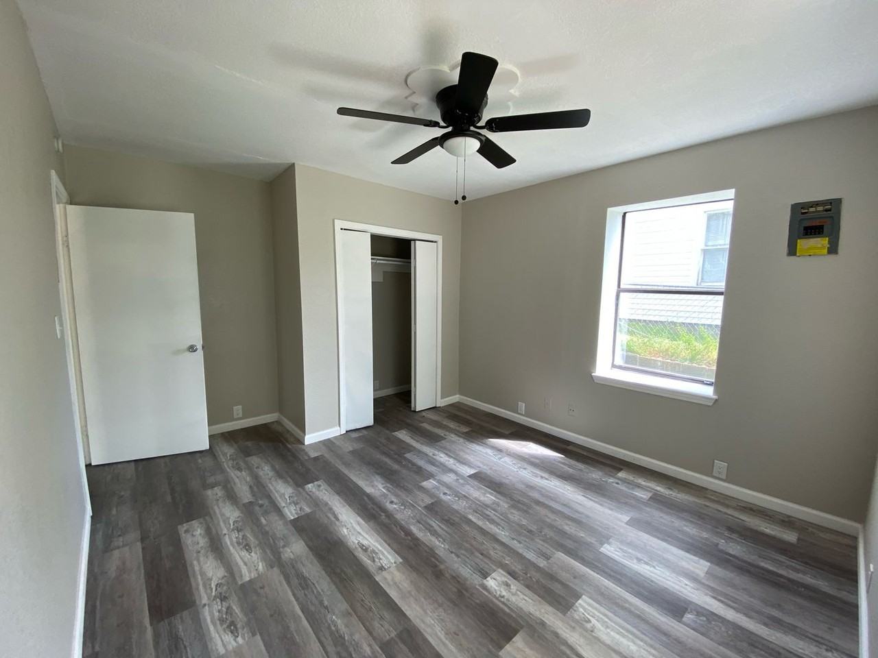 709 N Industrial Ave - Photo 2 of 7